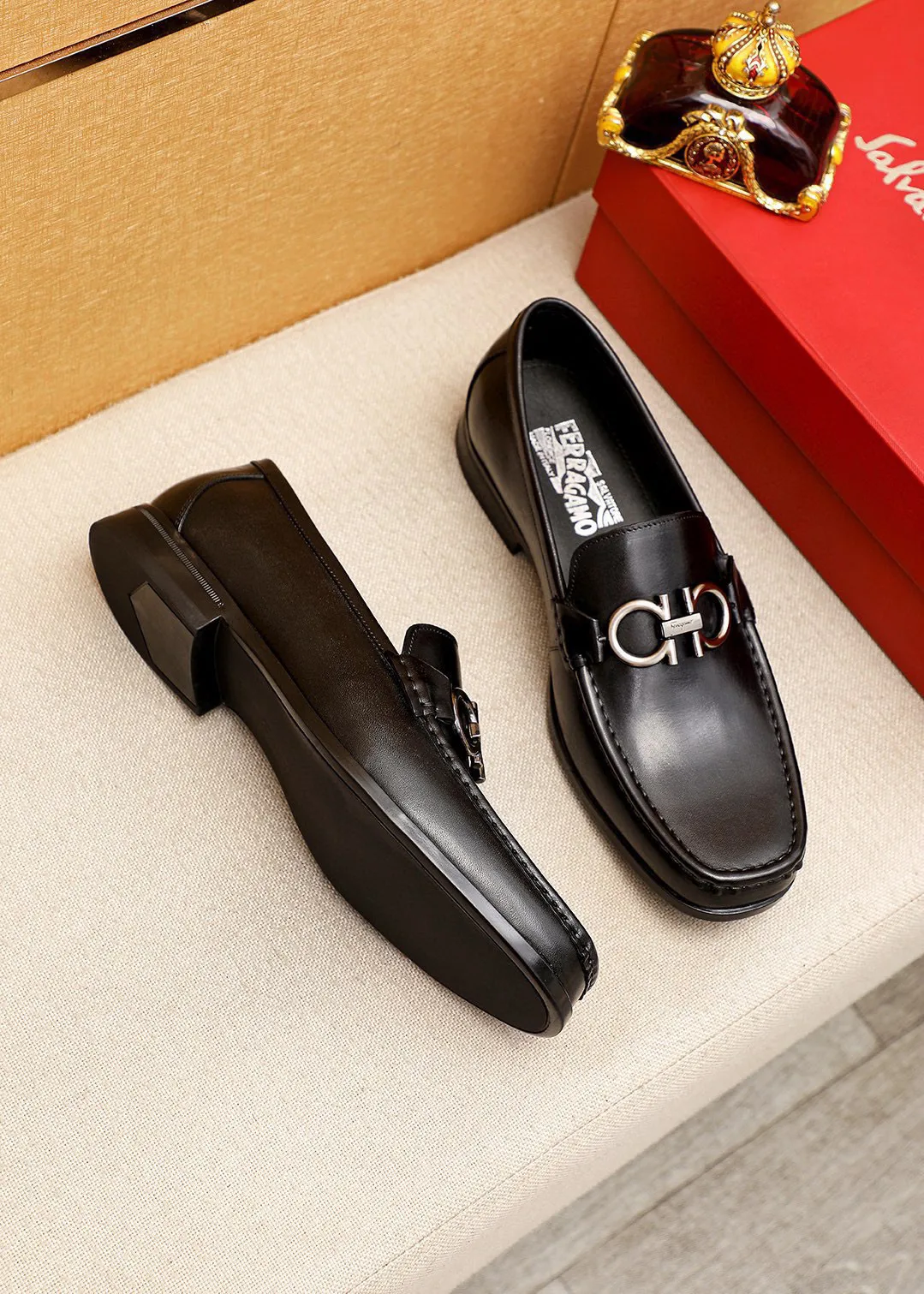 Men's shoes 💰460 💐 Product trademark: Ferragamo "Ferragamo" casual leather shoes Regular size: 38-44 (45.46🉑️customized) Product materials: Selected imported first-layer calfskin upper + luxury hardware buckle, imported water-dyed cowhide leather lining. Strong three-dimensional visual effect, original rubber outsole Color: 1⃣️color optional
